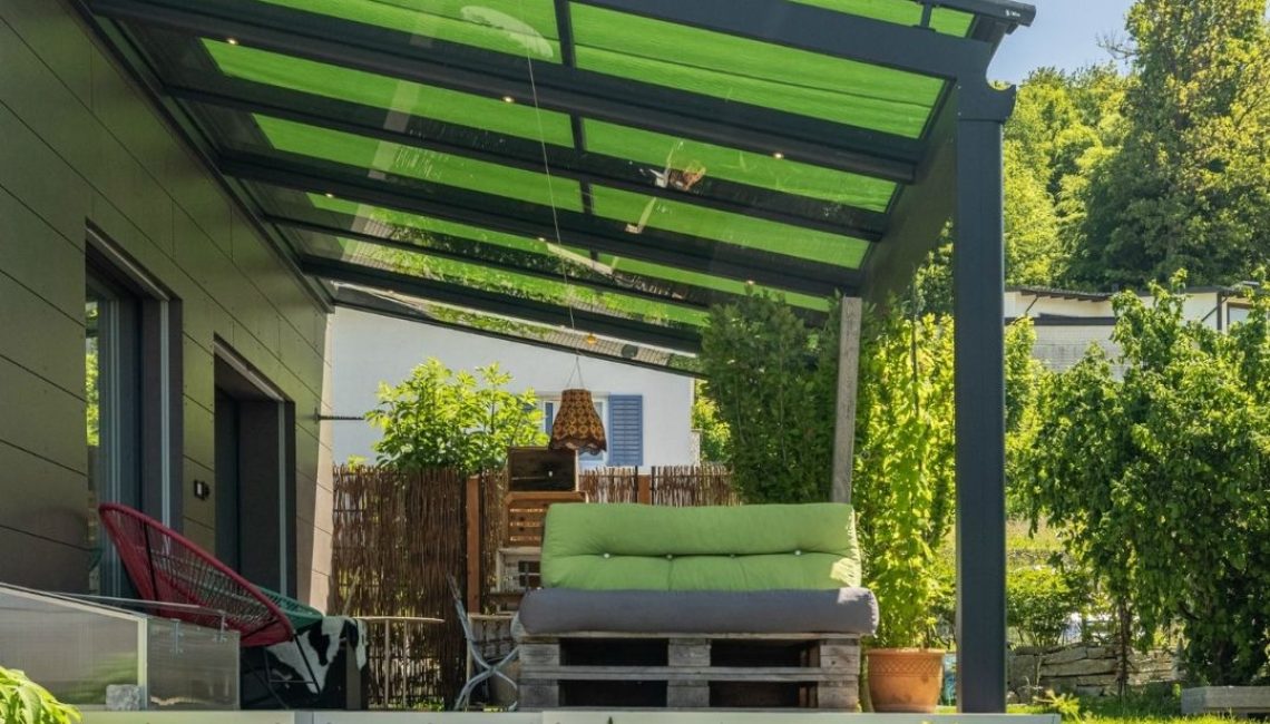 SGL 1 Glasdach in Bachenbülach mit einer geprüften Schneelast von 380 kg/m², moderne Terrassenüberdachung im Garten