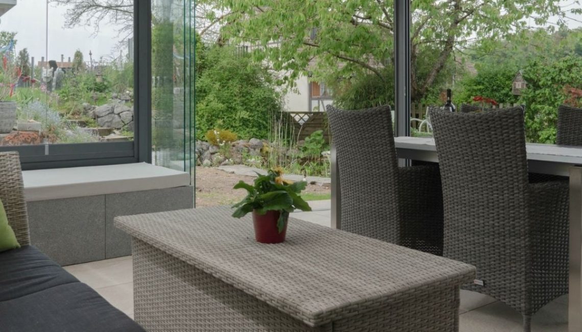 Moderner Sitz- und Essbereich unter Glasdach in Elsau (Zürich) mit 380 kg/m² Schneelast