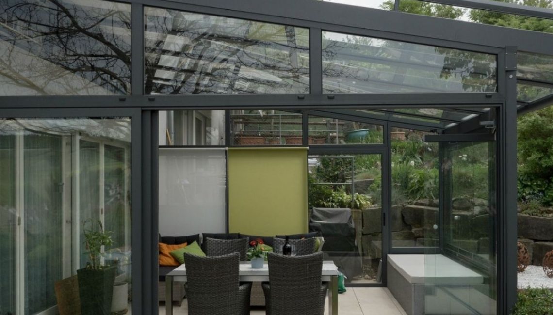 Glasdach in Elsau (Zürich) mit Glaswänden, Schneelast 380 kg/m² und modernem Essbereich