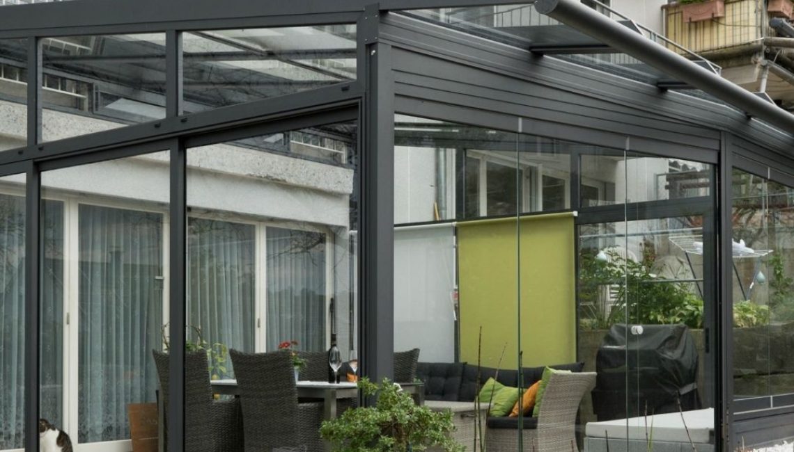 Glasdach in Elsau (Zürich) mit 380 kg/m² Schneelast, seitlicher Verglasung und modernem Sitzbereich