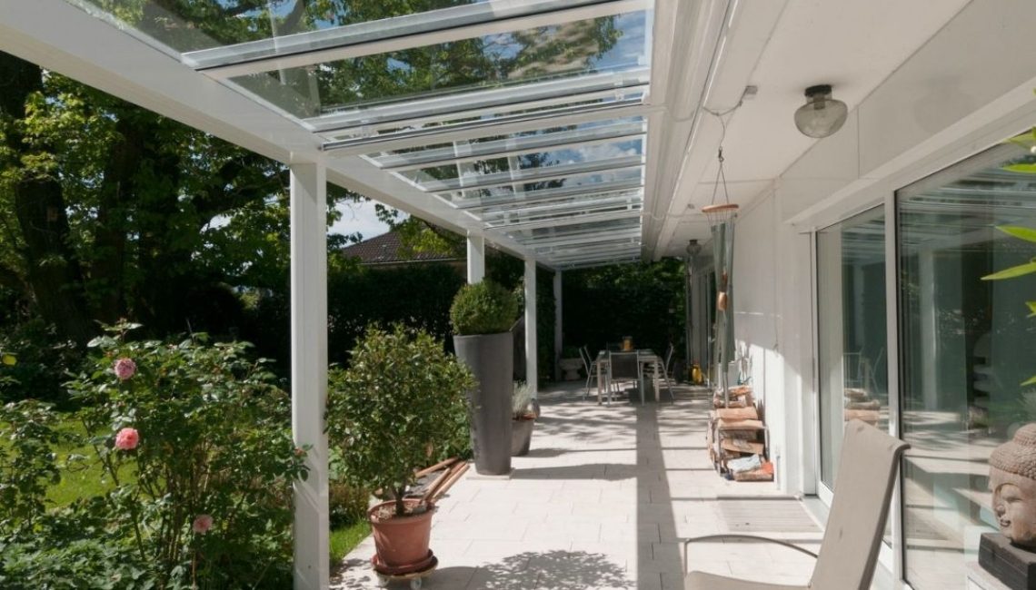 Weisses SGL 1 Glasdach im Kanton Luzern mit grosszügiger Terrasse und Glasflächen