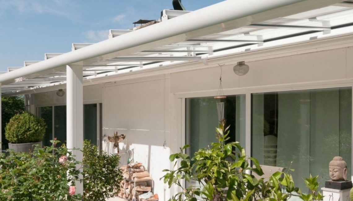 SGL 1 Glasdach im Kanton Luzern mit weisser Konstruktion und transparenter Überdachung