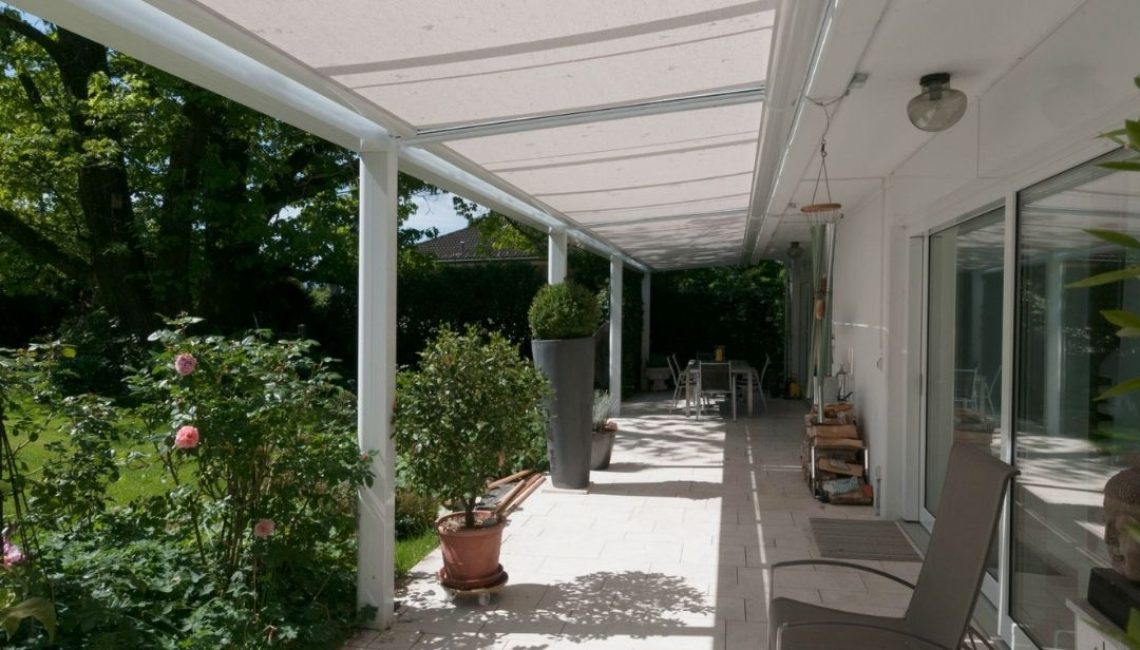 SGL 1 Glasdach im Kanton Luzern mit geschlossenem Sonnenschutz über der Terrasse