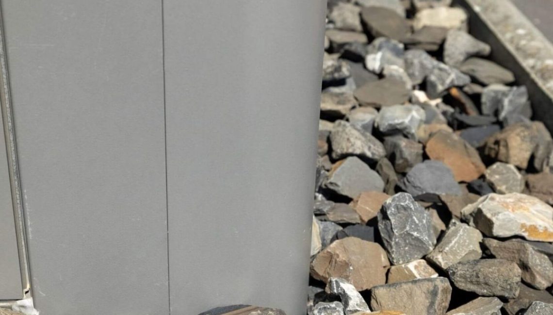 Detailaufnahme einer Glasdach-Stütze in Neerach Zürich, stabil im Fundament integriert und elegant verkleidet.