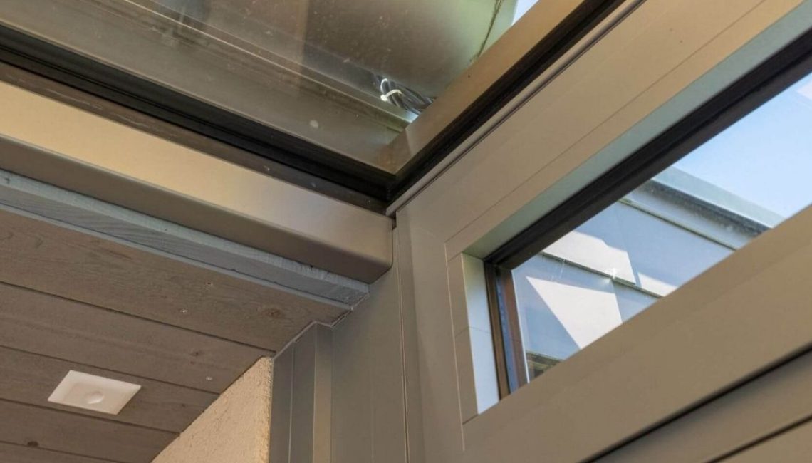 Detailaufnahme der hochwertigen Glasdach-Konstruktion in Neerach Zürich mit präzisen Aluminiumprofilen und integrierter Verglasung.