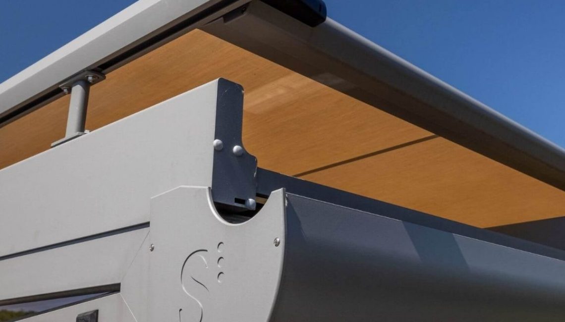 Detail des Glasdachs in Neerach Zürich mit integrierter Beschattung und stabilem Aluminiumprofil, aufgenommen bei strahlend blauem Himmel.