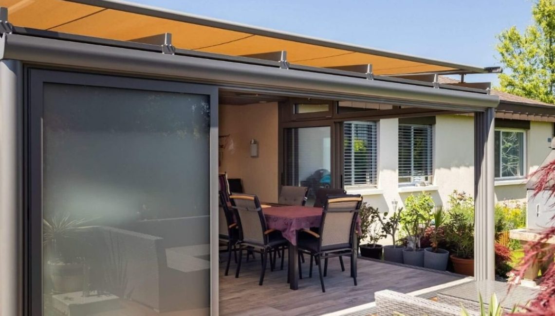 Glasdach SGL1 in Neerach Zürich mit integrierter Beschattung und satinierter Seitenverglasung, die für Sichtschutz und modernes Design sorgt.