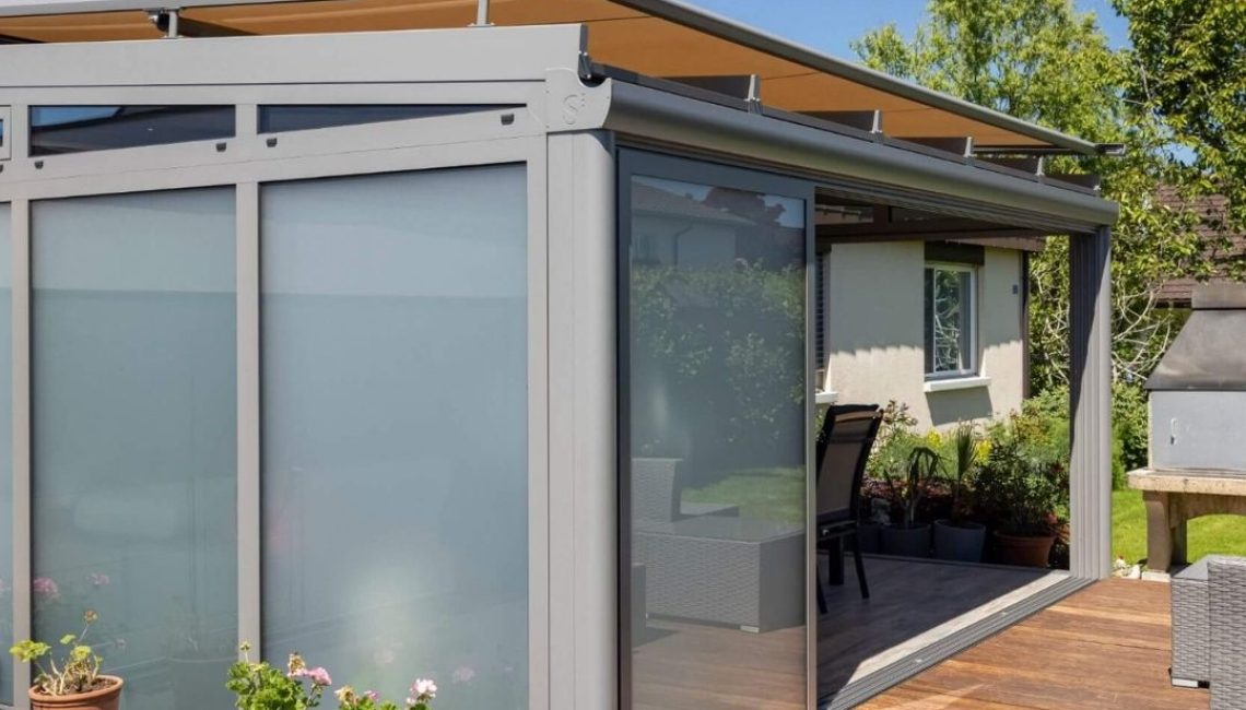 Glasdach SGL1 in Neerach Zürich mit satinierter Rundum-Verglasung und integrierter Beschattung für Privatsphäre und Schutz.