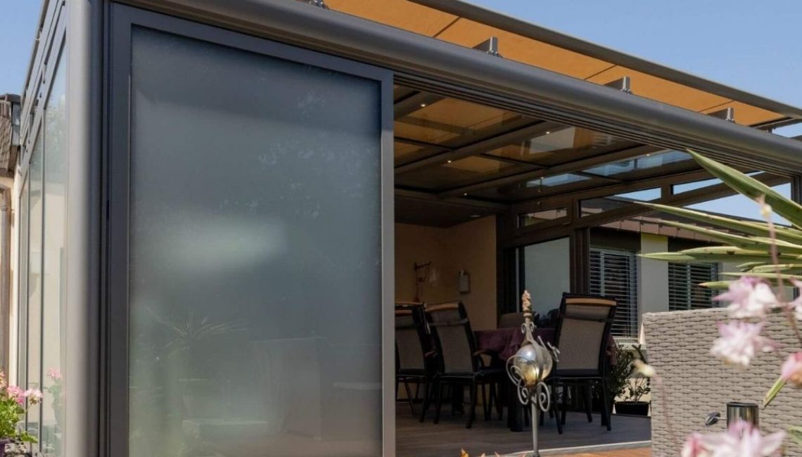 SGL1 Glasdach mit seitlicher Verglasung in Neerach Zürich, Schneelast bis 380 kg/m², eleganter Wohnraumerweiterung im Garten.