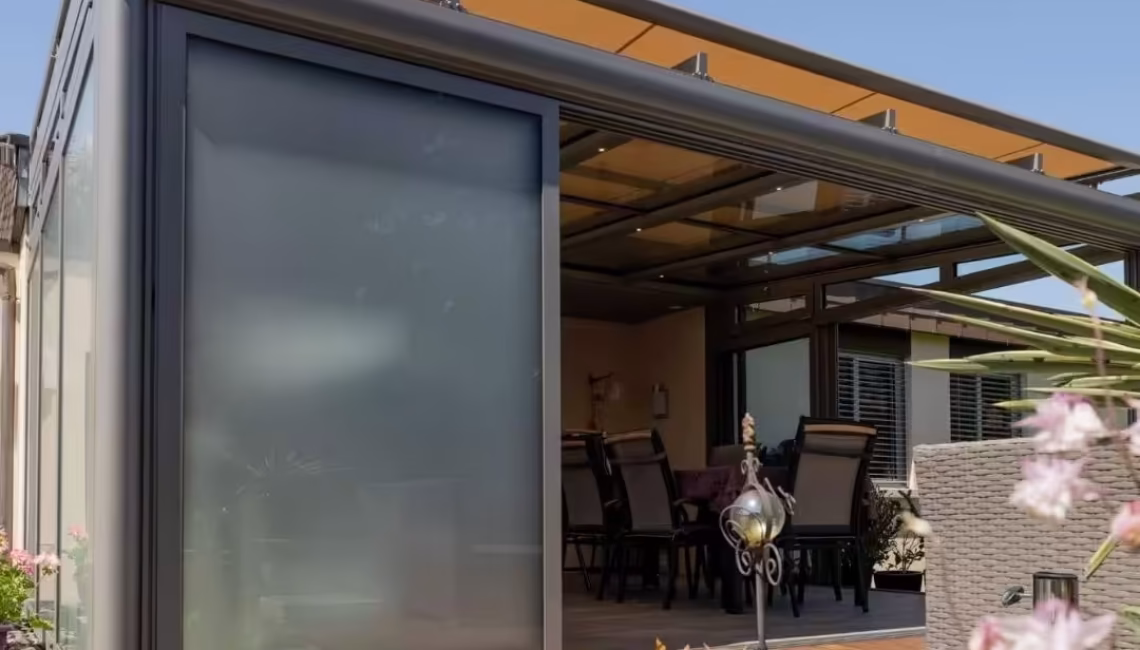 SGL1 Glasdach mit seitlicher Verglasung in Neerach Zürich, Schneelast bis 380 kg/m², eleganter Wohnraumerweiterung im Garten.