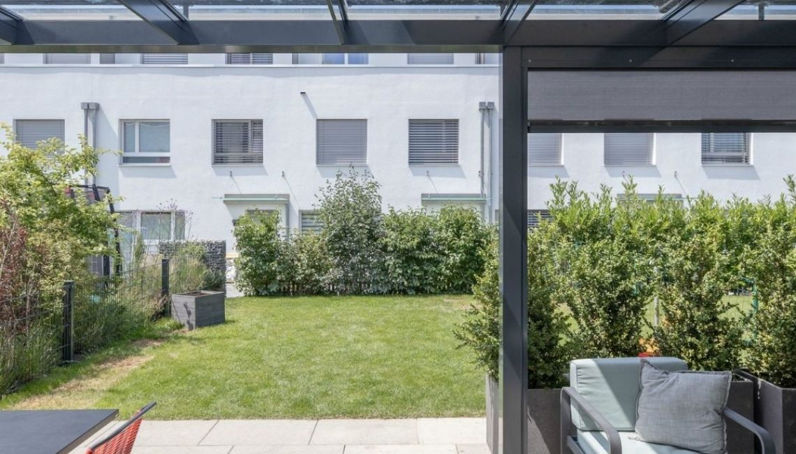 Glasdach in Ostermundigen mit Blick in den Garten, stabile Konstruktion mit 380 kg/m² Schneelast und lichtdurchlässigem Dach.