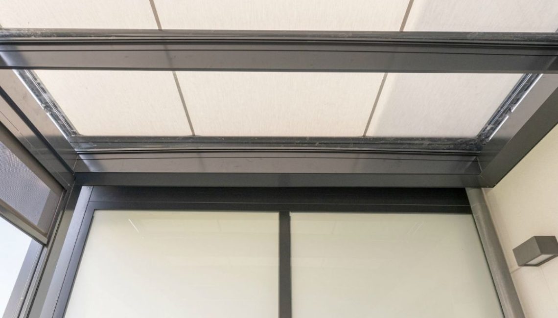 Detailansicht des Glasdachs in Ostermundigen mit klarer Glasfläche und integriertem Sonnenschutz.