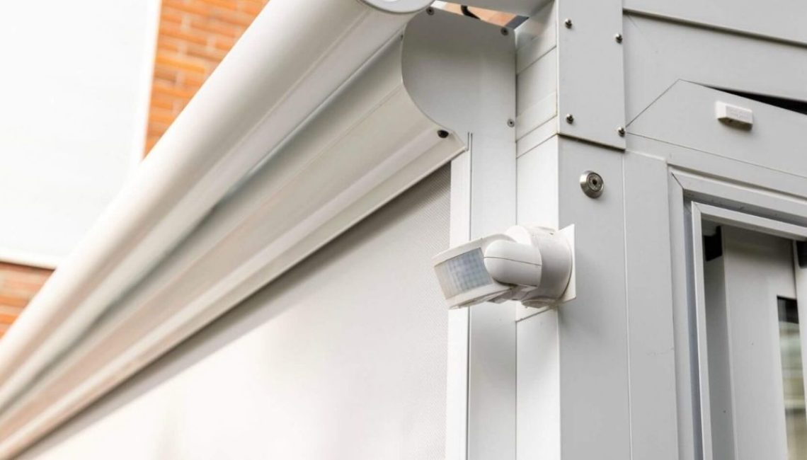 Detailaufnahme SGL 2 Glasdach in Rapperswil (St. Gallen) mit integriertem Sonnenschutz und Sensor