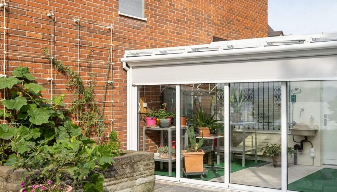 Aussenansicht SGL 2 Glasdach in Rapperswil (St. Gallen) mit Schiebeverglasung und Pflanzen