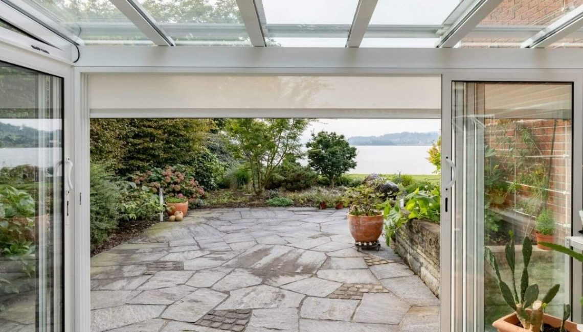 Innenansicht SGL 2 Glasdach in Rapperswil (St. Gallen) mit Glasdachkonstruktion und Blick auf den See