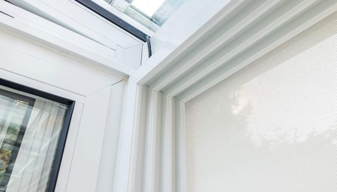 Detailansicht SGL 2 Glasdach in Rapperswil (St. Gallen) mit weisser Aluminiumkonstruktion und Glasfläche