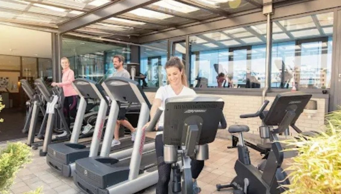 Glasdach von Thermogreen beim AURAVITA Health Club & Day Spa in Rapperswil, überdachter Fitnessbereich mit LED-Beleuchtung.