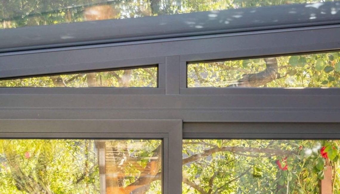 Detailaufnahme des Glasdachs mit hochwertiger Aluminiumkonstruktion und Rundum-Verglasung in Seon Aargau.