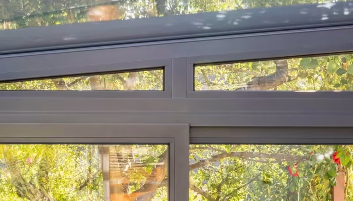 Detailaufnahme des Glasdachs mit hochwertiger Aluminiumkonstruktion und Rundum-Verglasung in Seon Aargau.