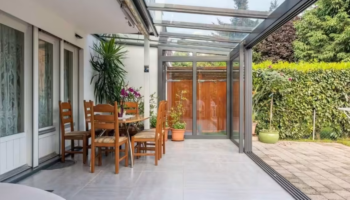 Moderner kalter Wintergarten in Seon Aargau mit Glasdach und Rundum-Verglasung, Schneelast bis 380 kg/m².