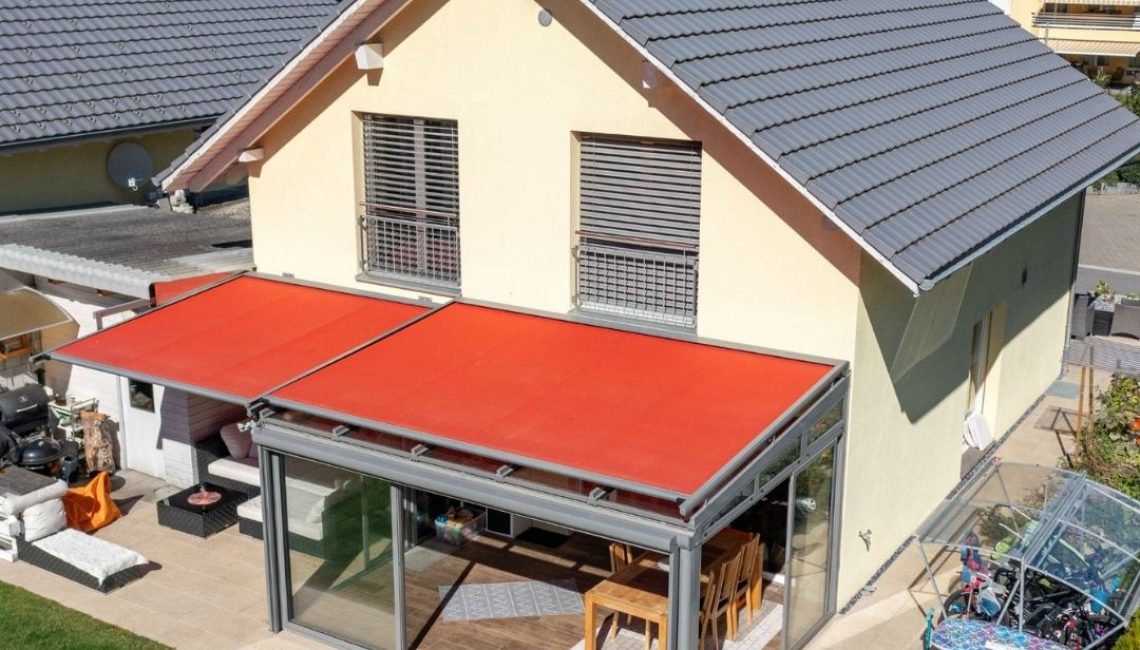 SGL 1 Glasdach mit roter Beschattung in Villmergen Aargau, angebaut an Einfamilienhaus