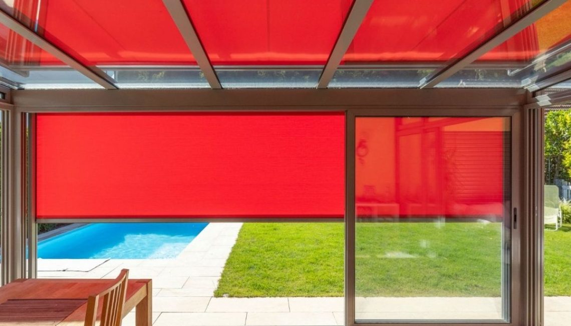Glasdach mit roter Beschattung in Villmergen Aargau mit Blick auf den Garten und Pool