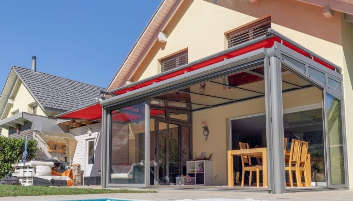 Glasdach mit roter Beschattung in Villmergen Aargau direkt am Pool