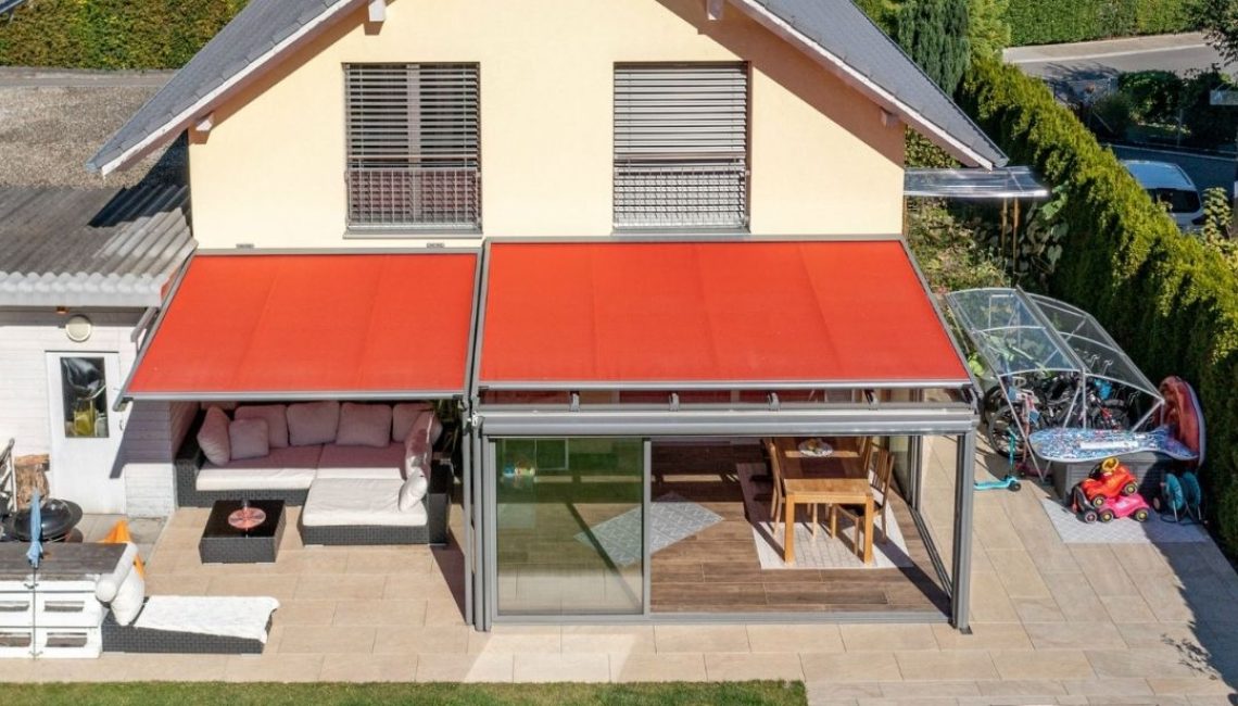 SGL 1 Glasdach in Villmergen Aargau mit roter Beschattung und integriertem Wohnbereich