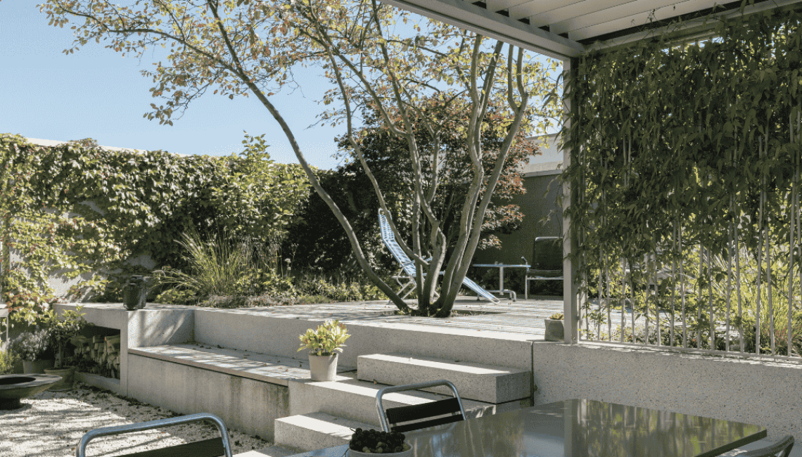 Lamellendach SKL in Sonderfarbe bei Wohnüberbauung in Rapperswil-Jona mit geschütztem Aussenbereich