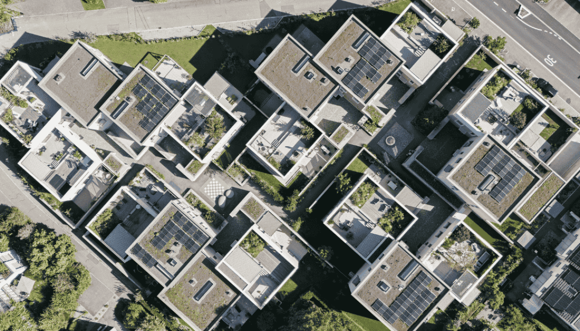 Wohnüberbauung in Rapperswil-Jona mit mehreren Lamellendächern aus der Vogelperspektive