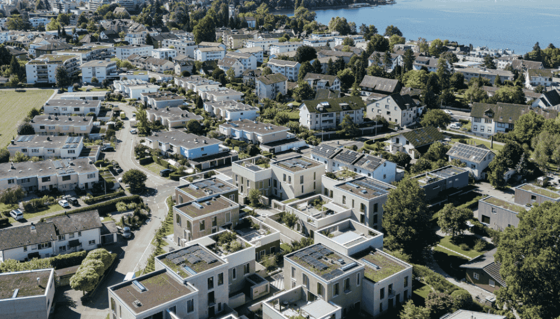 Wohnüberbauung in Rapperswil-Jona mit Lamellendächern in Seenähe aus der Luft