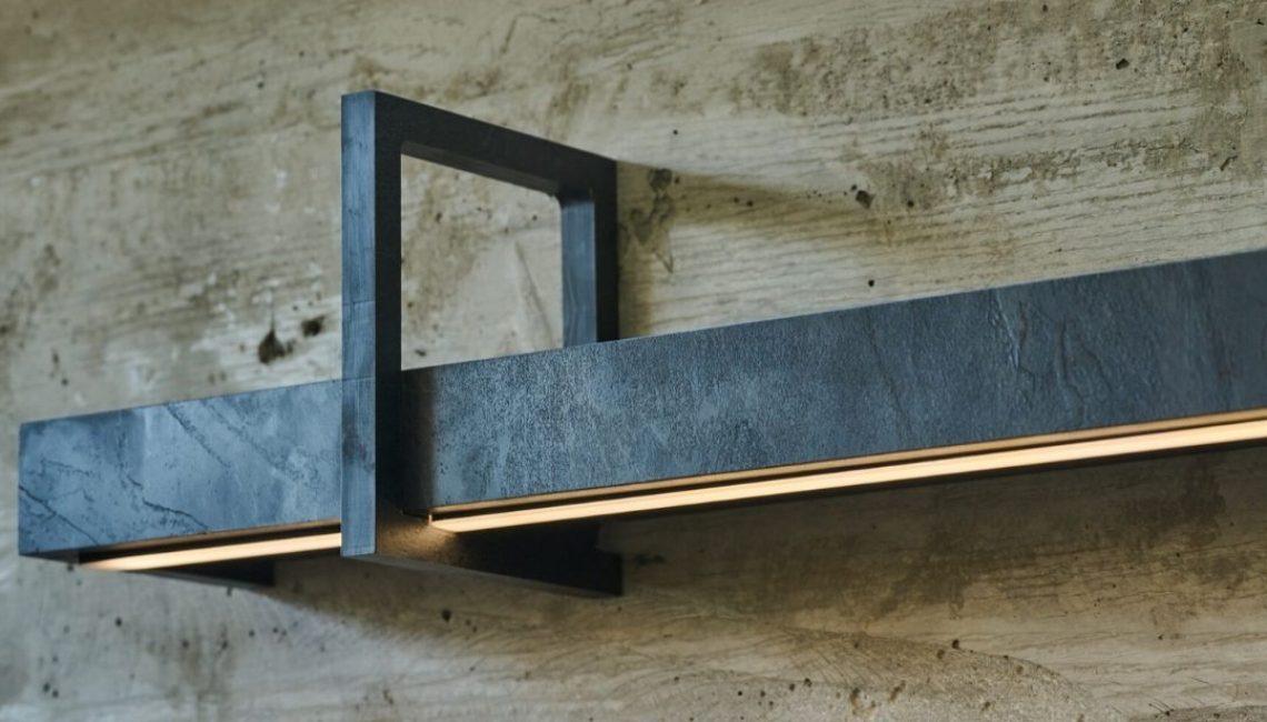 Detailaufnahme eines modernen Regalelements mit integrierter LED-Beleuchtung an der Betonwand einer Outdoor-Küche.