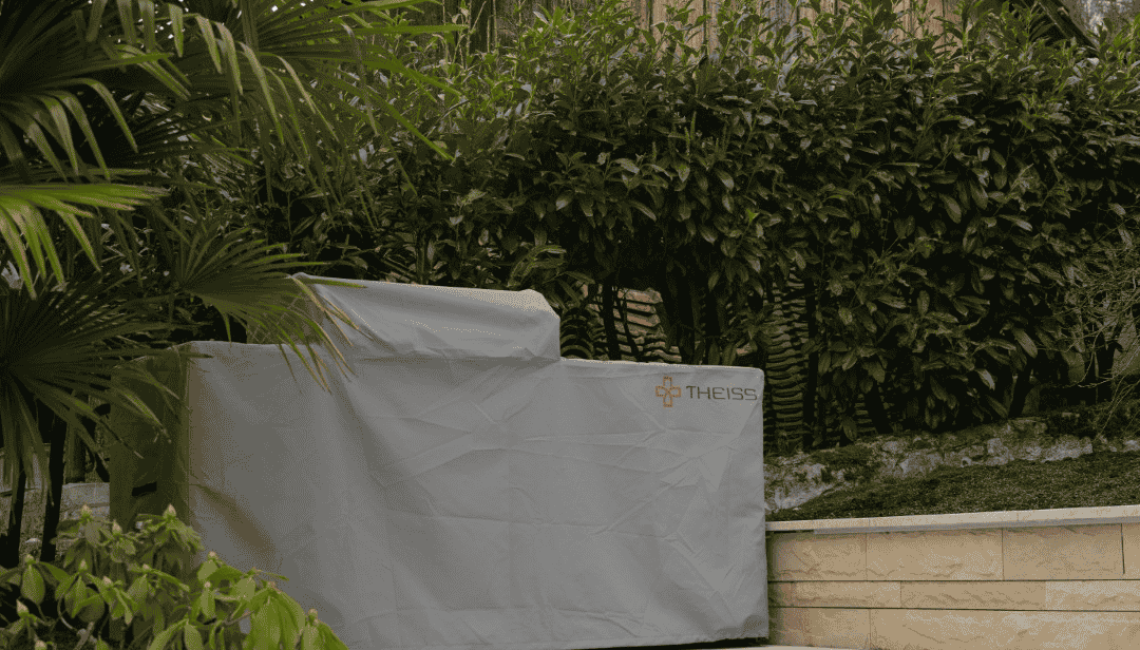 Abgedeckte Aussenküche Theiss Avers im Garten in Niederwenigen mit Schutzhaube