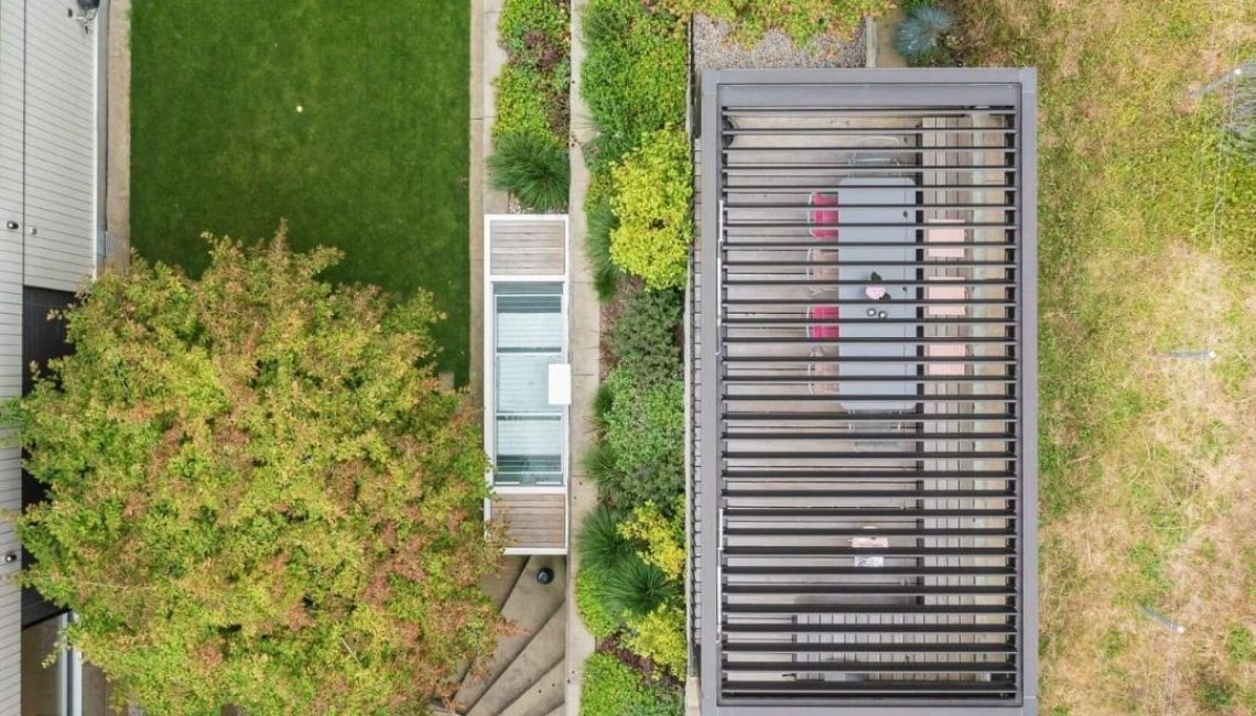 Draufsicht auf ein Lamellendach in Teufen Appenzell, harmonisch integriert in eine terrassenförmig angelegte Gartenlandschaft.