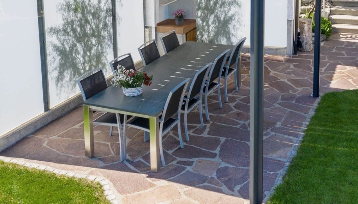 Lamellendach in Eggersriet St. Gallen mit geschlossenen Lamellen und seitlichen Screens für optimalen Sonnen- und Sichtschutz.