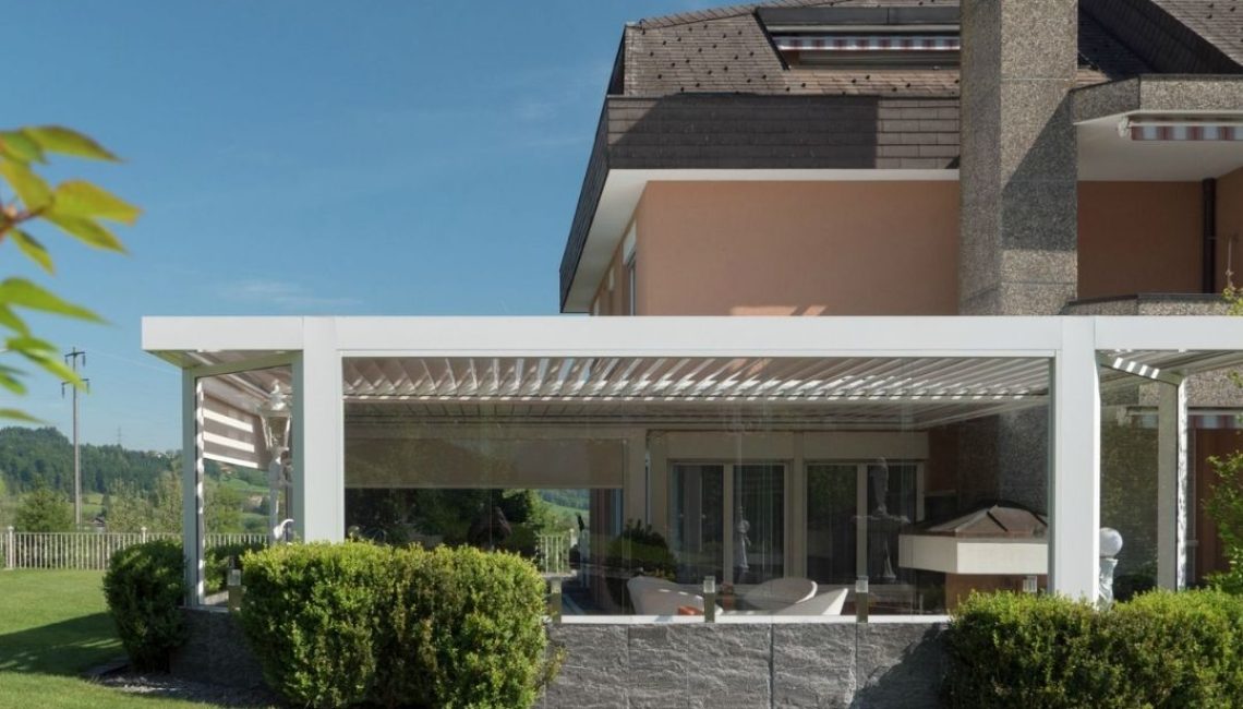 Weisses SKL 100 Lamellendach mit Glasfronten an einem Einfamilienhaus in Root, Luzern.