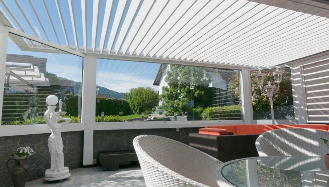 Modernes SKL 100 Lamellendach mit Glasfronten in Root, Luzern.