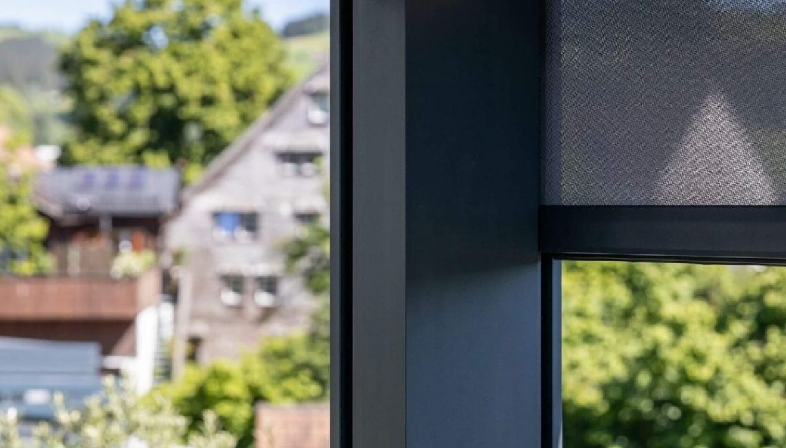 Detailaufnahme eines Lamellendachs in Eggersriet St. Gallen mit LED-Beleuchtung und integriertem Sichtschutz-Rollo.