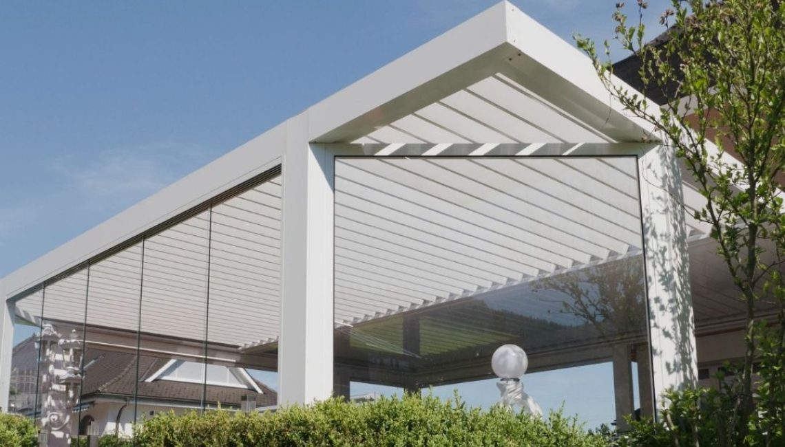 Detailaufnahme eines weissen SKL 100 Lamellendachs mit Glasfronten in Root, Luzern.