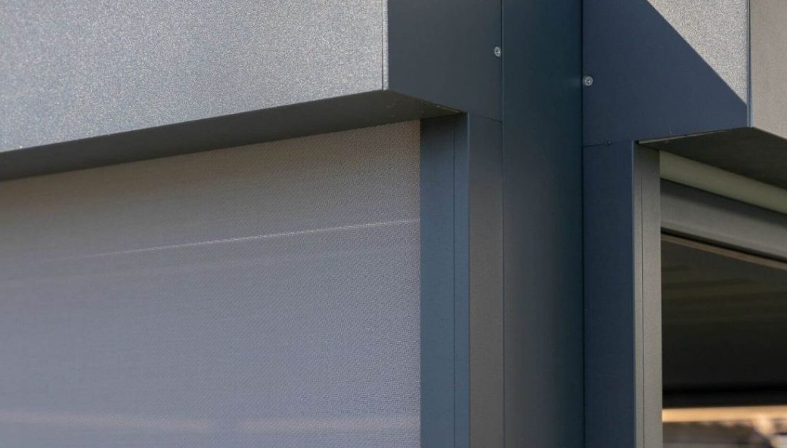 Detailaufnahme eines Lamellendachs in Eggersriet St. Gallen mit integriertem Sichtschutz-Rollo.