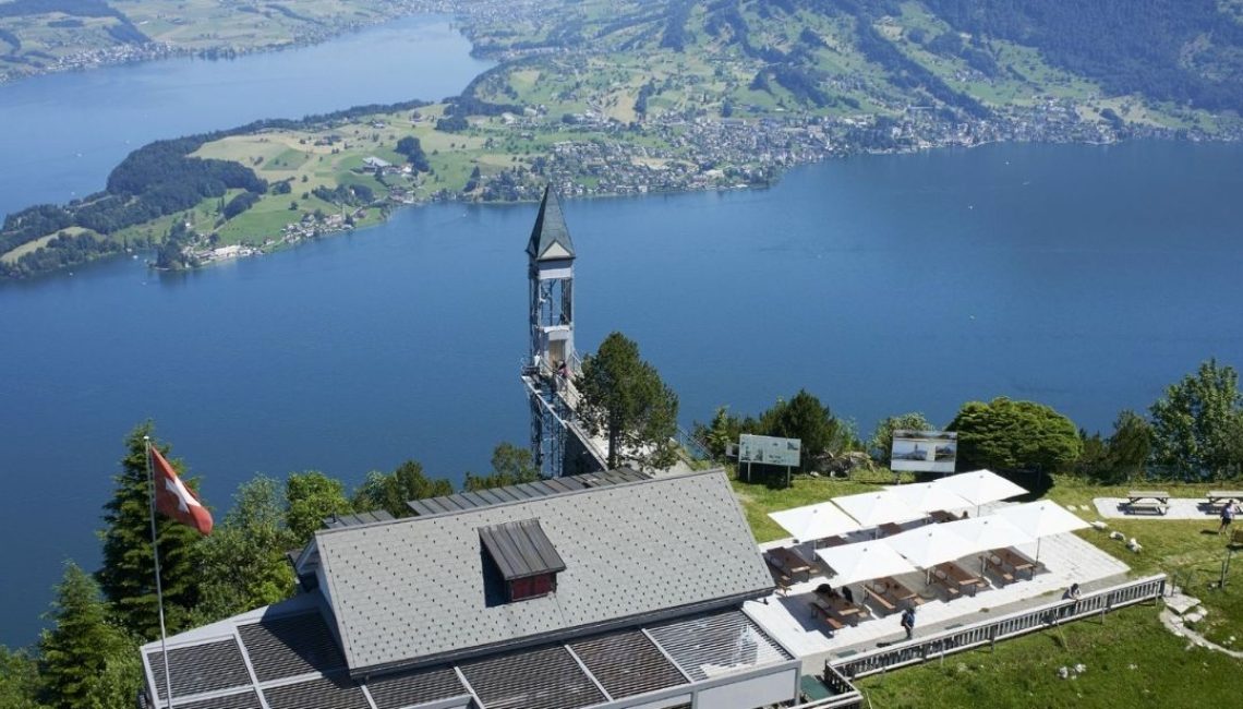 Lamellendach auf einer Bergterrasse in Nidwalden mit Panoramablick über den Vierwaldstättersee.