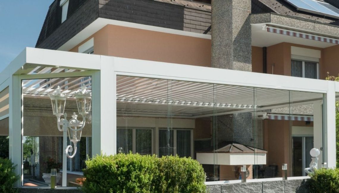 Weisses SKL 100 Lamellendach mit Glasfronten an einem Wohnhaus in Root, Luzern.