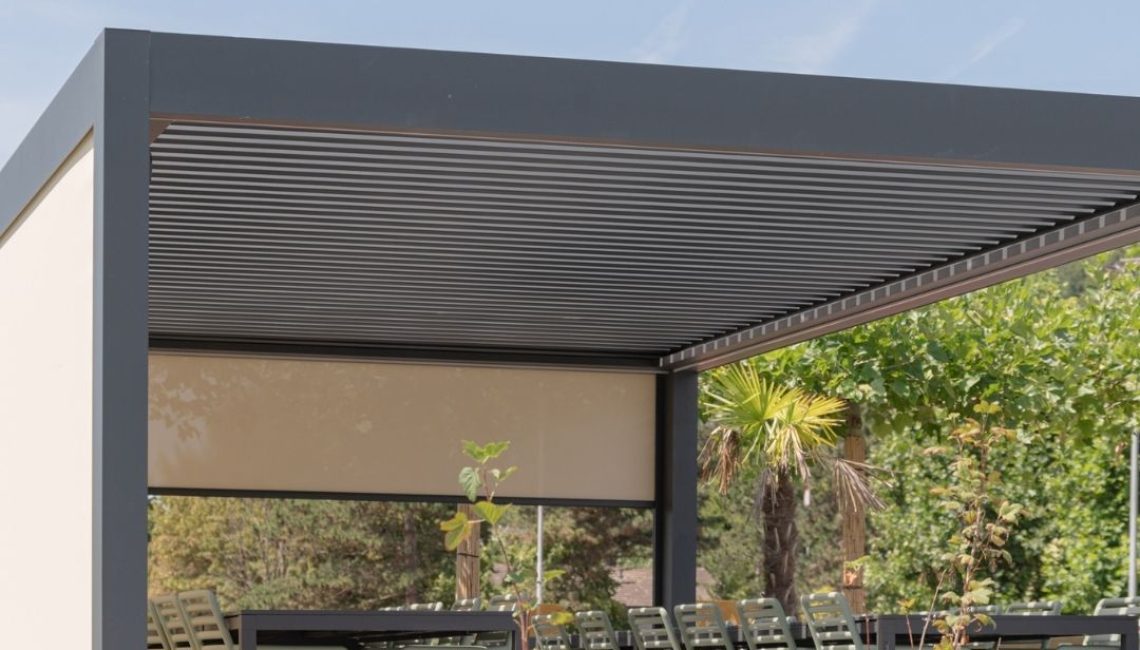 Lamellendach beim Tennisclub Horw in Luzern – moderner überdachter Sitzbereich mit langen Tischen, geschlossenen Senkrechtmarkisen und Feuerschale im Vordergrund.