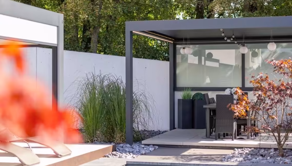 SKL 100 Lamellendach mit seitlicher Verglasung am Pool – moderner Essbereich mit Pflanzen und stimmungsvoller Dekoration.