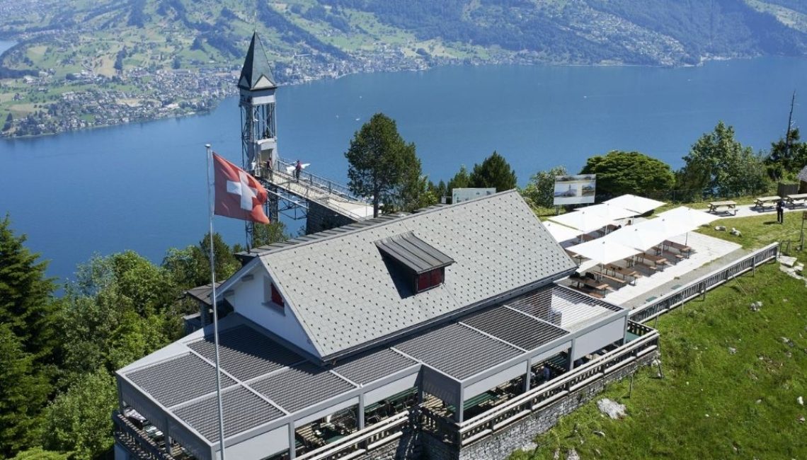 Grosses Lamellendach in Nidwalden, integriert in ein Bergrestaurant mit Blick auf den Vierwaldstättersee.