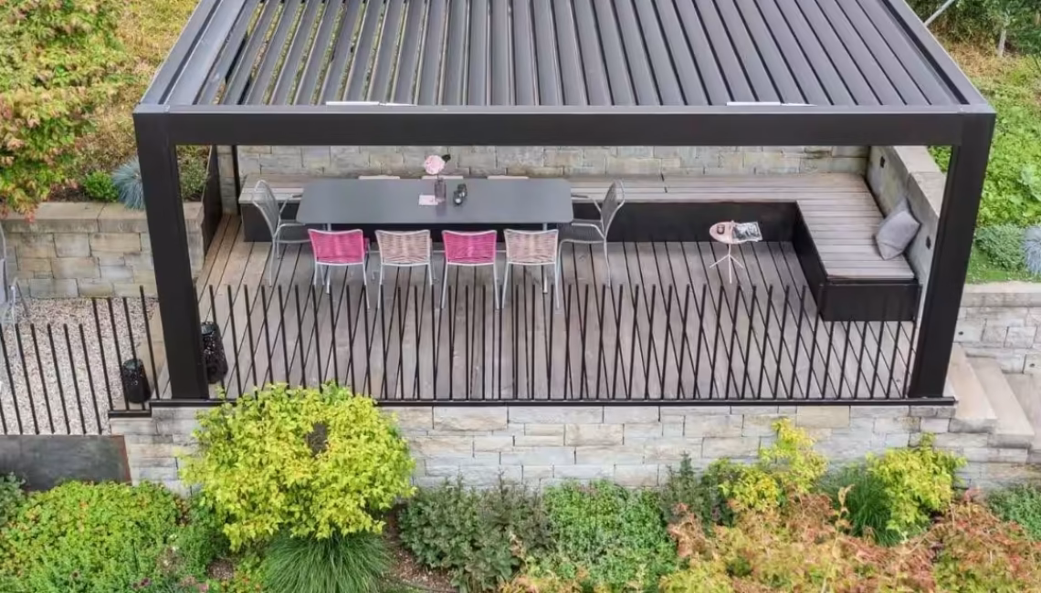 Modernes Lamellendach in Teufen Appenzell mit grossem Esstisch und Lounge-Bereich auf einer erhöhten Holzterrasse.