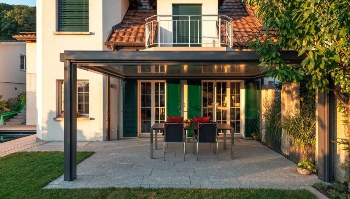 Modernes SKL 150+ Panorama Lamellendach an einem Einfamilienhaus in Niederweningen Zürich mit Essbereich auf der Terrasse.