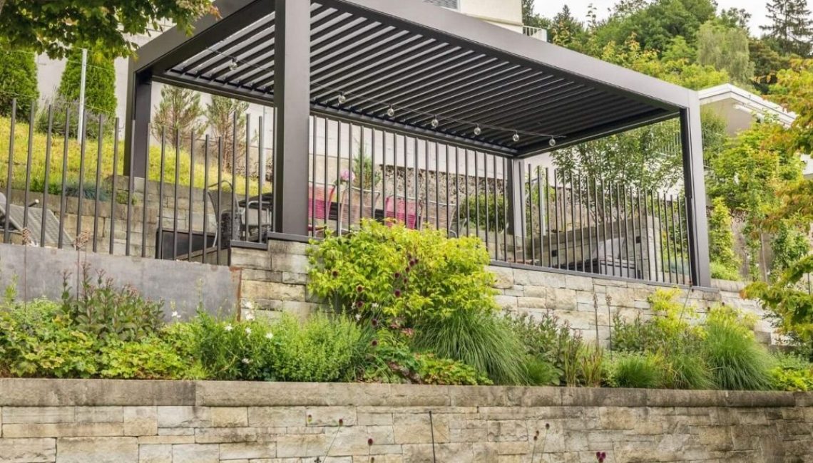 Lamellendach in Teufen Appenzell auf einer erhöhten Terrasse mit integrierter Gartenanlage und Wasserlauf.