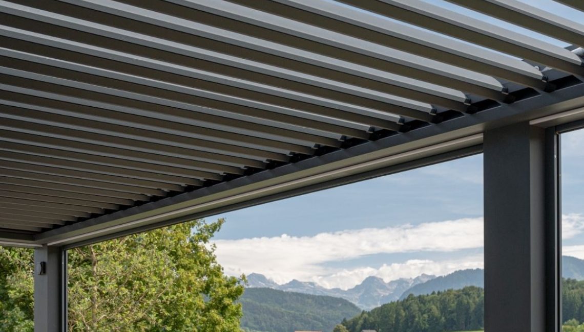 Nahaufnahme der Lamellen eines Lamellendachs beim Tennisclub Horw in Luzern – moderner Sonnenschutz mit Ausblick auf die Luzerner Landschaft.
