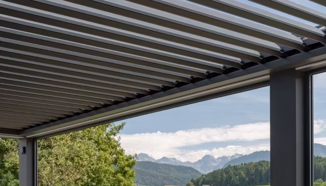 Nahaufnahme der Lamellen eines Lamellendachs beim Tennisclub Horw in Luzern – moderner Sonnenschutz mit Ausblick auf die Luzerner Landschaft.